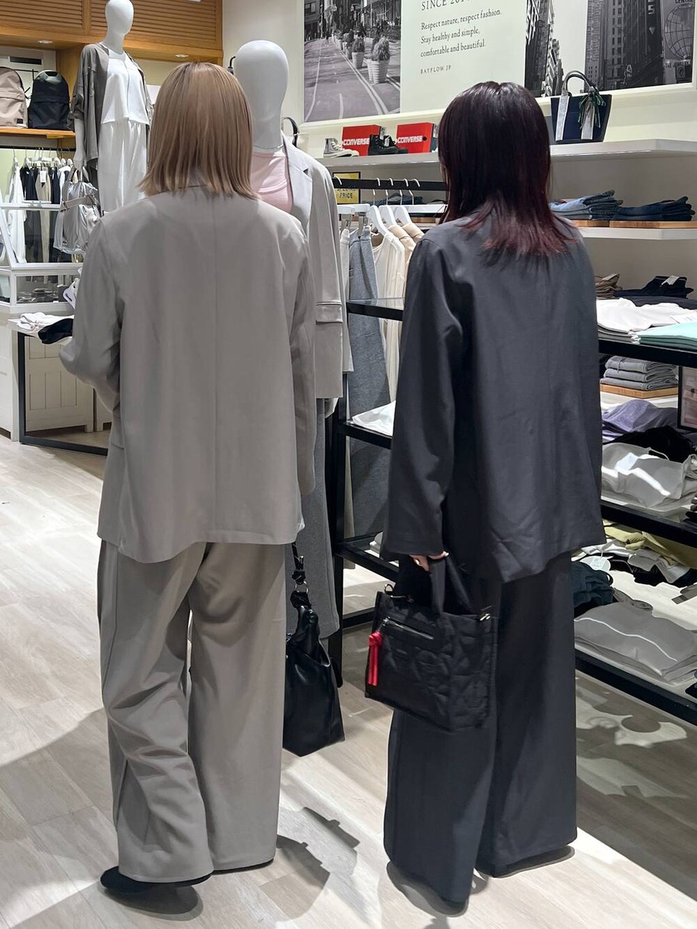 その他のパンプス、ベージュ系のその他パンツ、グレー系のテーラードジャケットを着用したレディースの春コーディネートの4枚目の写真