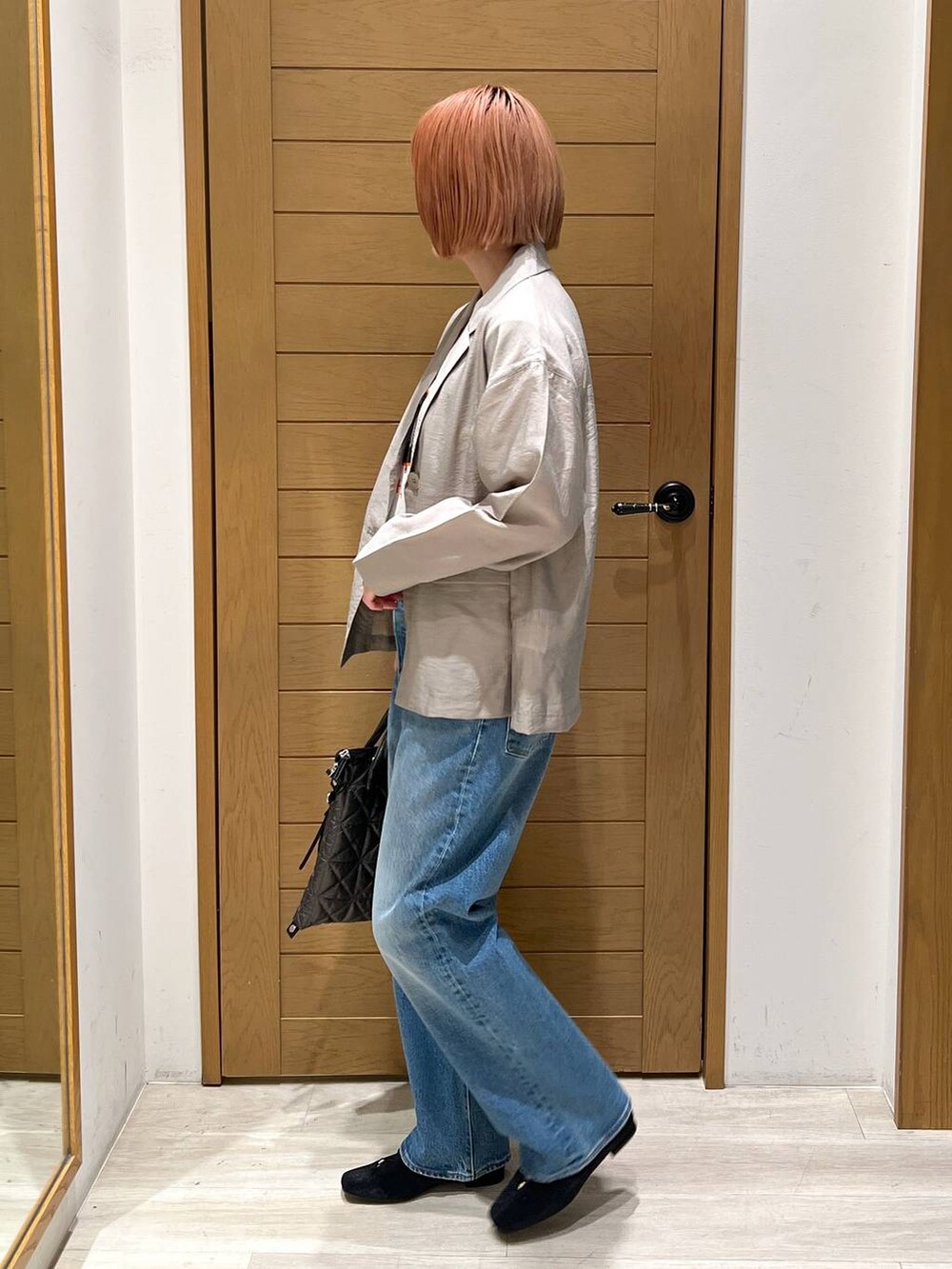 「体型カバー、着痩せ・細見え、ユニセックス、カジュアル、BAYFLOW」｜「BAYFLOWの【Levi's(R)（リーバイス(R)）】別注RIBCAGE STRAIGHT（デニムパンツ、ブルー系）」を使った、orinさん（レディース・163cm）の春コーディネートの3枚目の写真