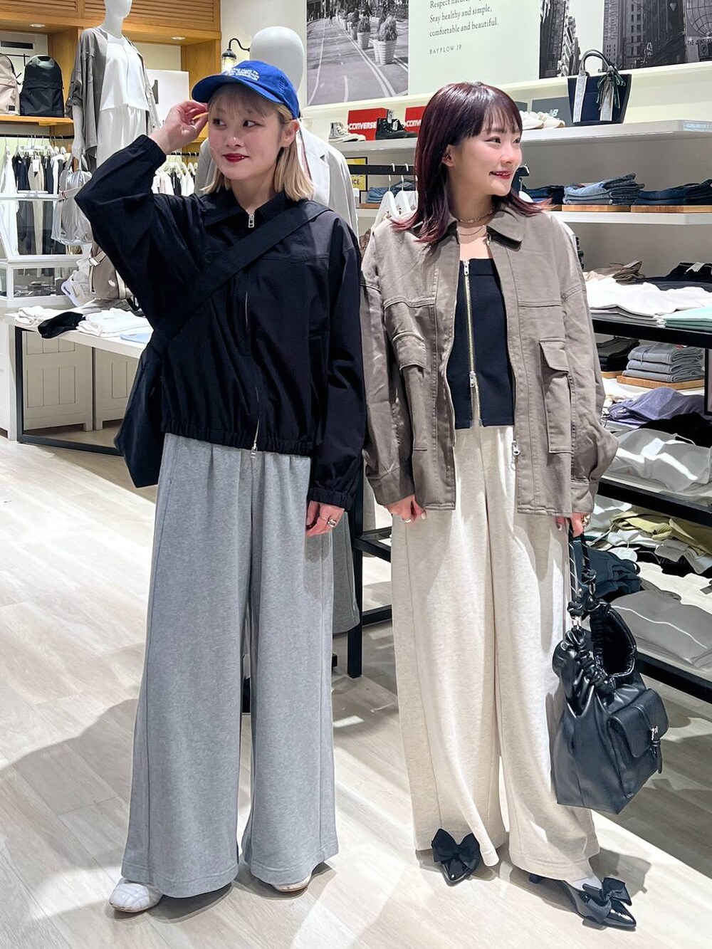 ブラック系のブルゾン、ブラック系のハンドバッグ、グリーン系のカバーオールを着用したレディースの春コーディネートの2枚目の写真