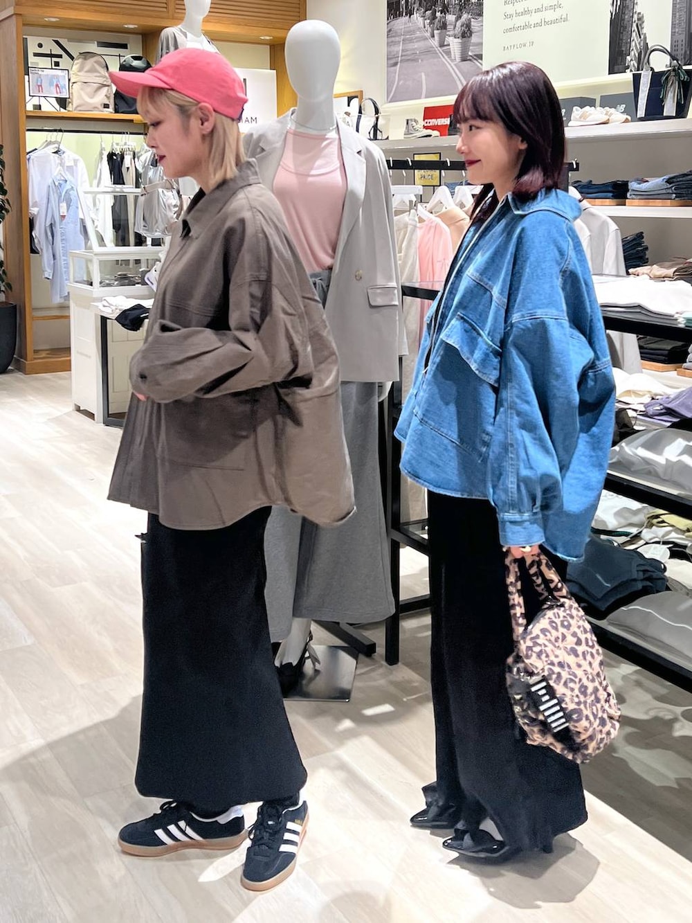 「カジュアル、ユニセックス、体型カバー、着痩せ・細見え、BAYFLOW、リンクコーデ」|「adidasの【adidas(アディダス)】GAZELLEINDOOR(WOMENS)(スニーカー、ブラック系)」を使った、orinさん(レディース・163cm)の春コーディネートの3枚目の写真