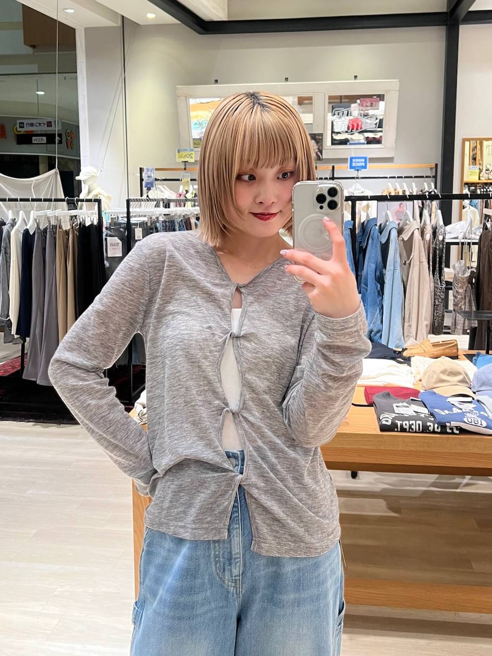 グレー系のTシャツ/カットソー、ホワイト系のインナーウェア/肌着を着用したレディースの春コーディネートの3枚目の写真