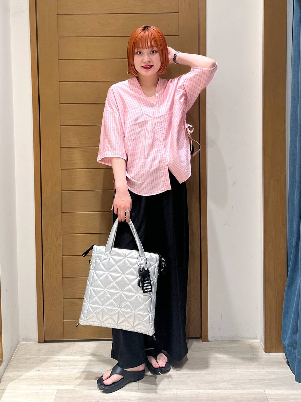 ブラック系のその他パンツ、ピンク系のシャツ/ブラウス、シルバー系のトートバッグを着用したレディースの夏コーディネートの3枚目の写真