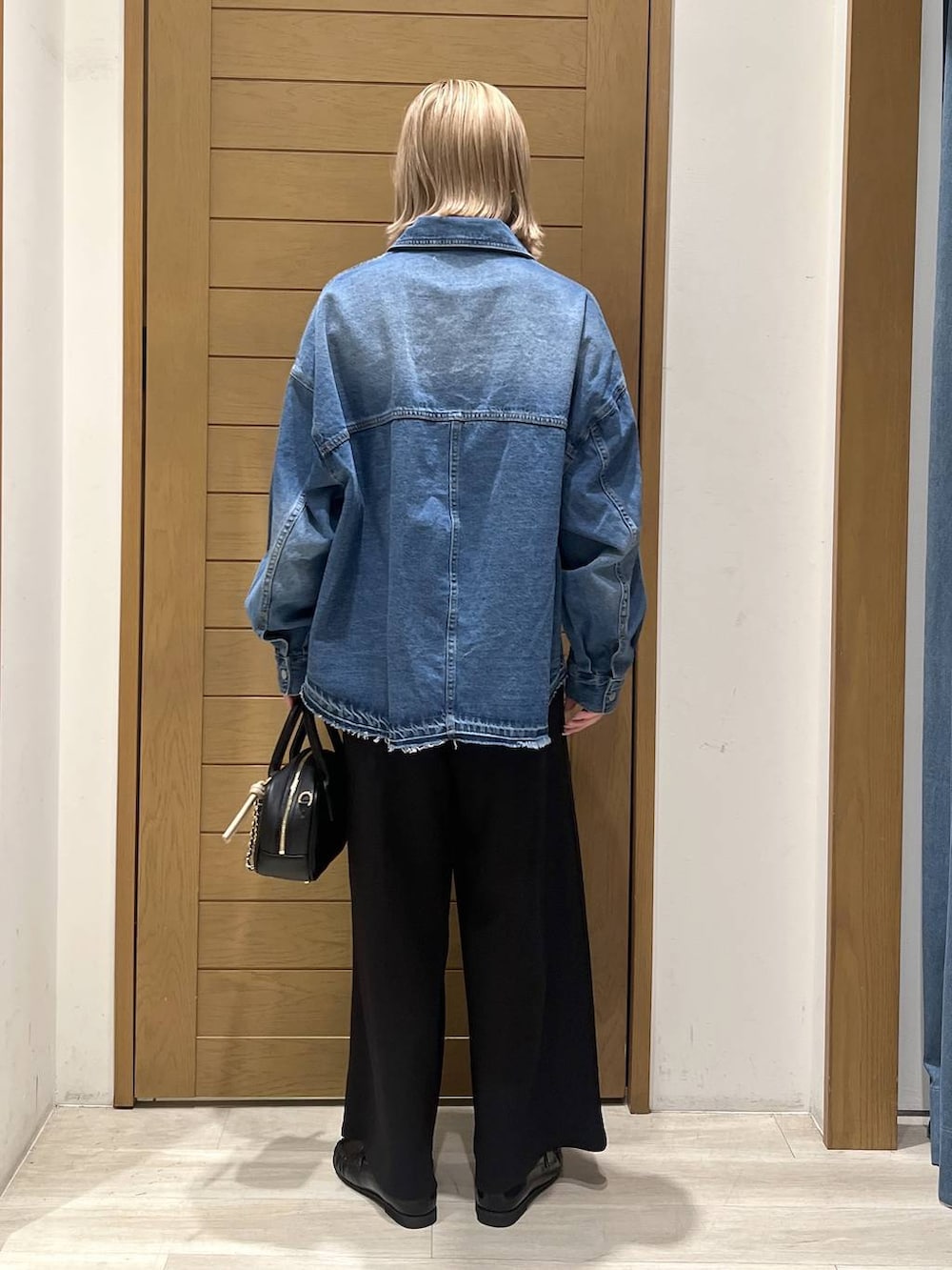 ブラック系のその他パンツ、ブラック系のローファー、ブラック系のハンドバッグを着用したレディースの春コーディネートの4枚目の写真