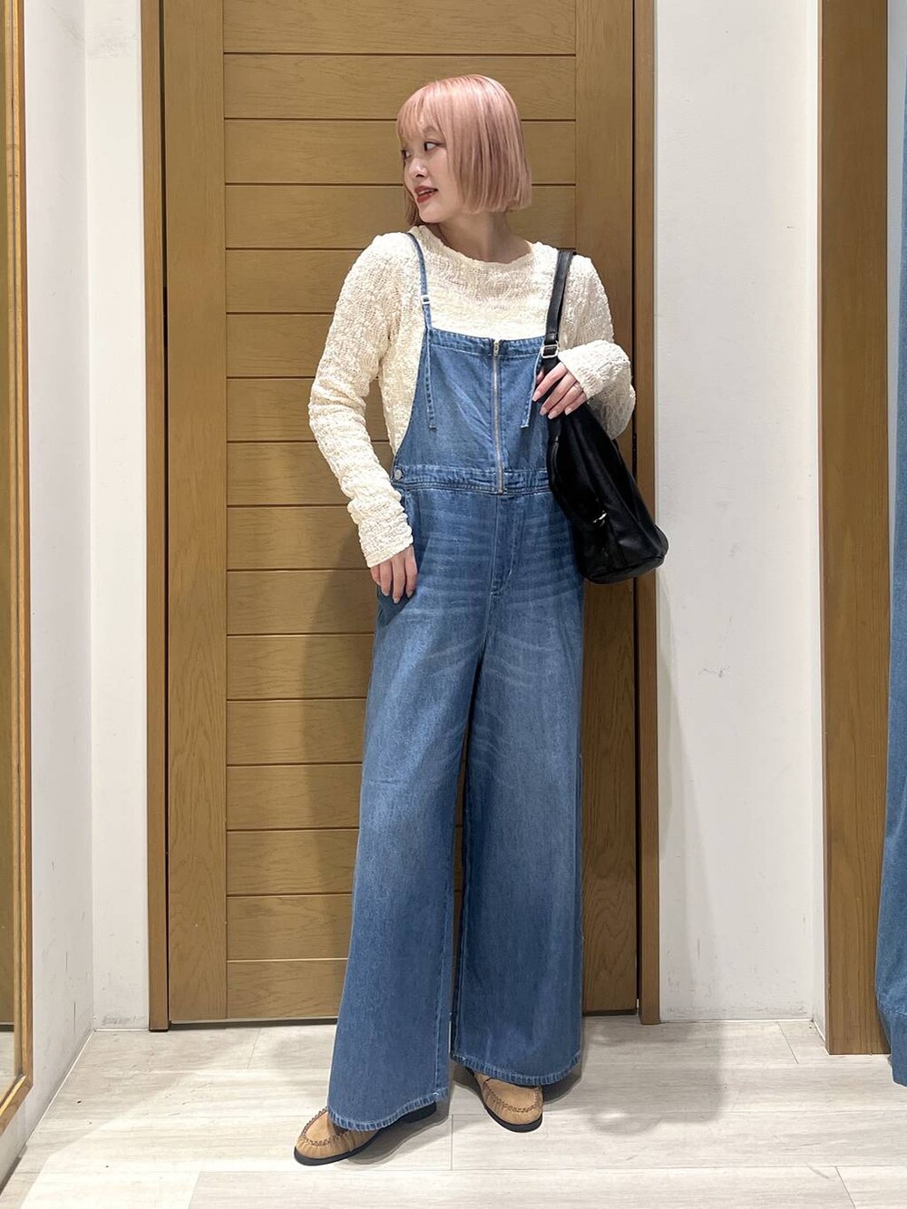 ベージュ系のローファー、ブラック系のトートバッグ、ホワイト系のTシャツ/カットソーを着用したレディースの春コーディネートの2枚目の写真