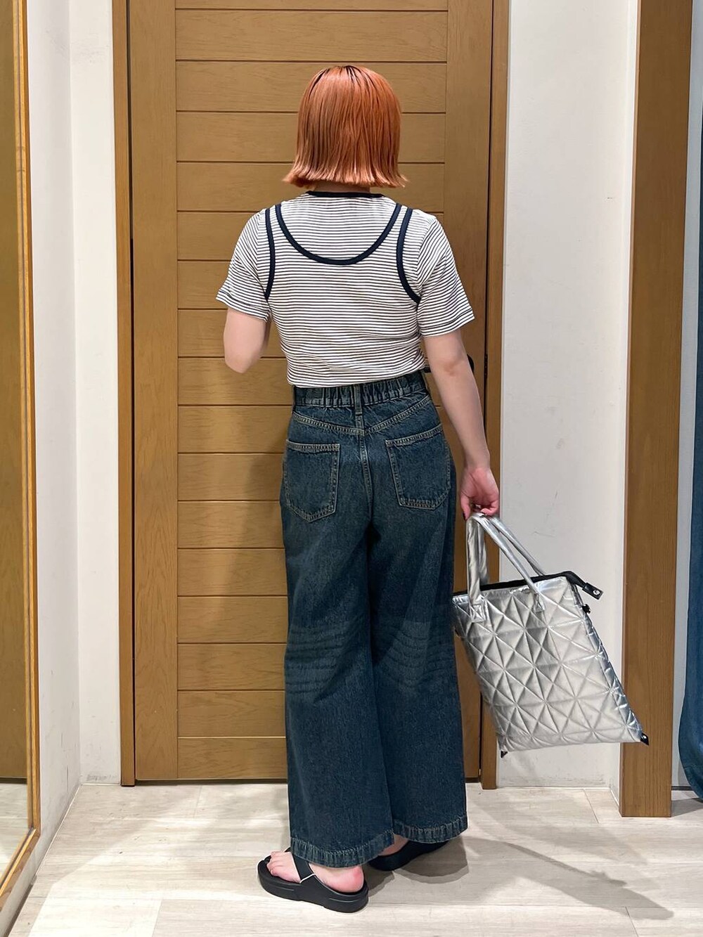 ブラック系のサンダル、ホワイト系のTシャツ/カットソー、シルバー系のトートバッグを着用したレディースの夏コーディネートの4枚目の写真