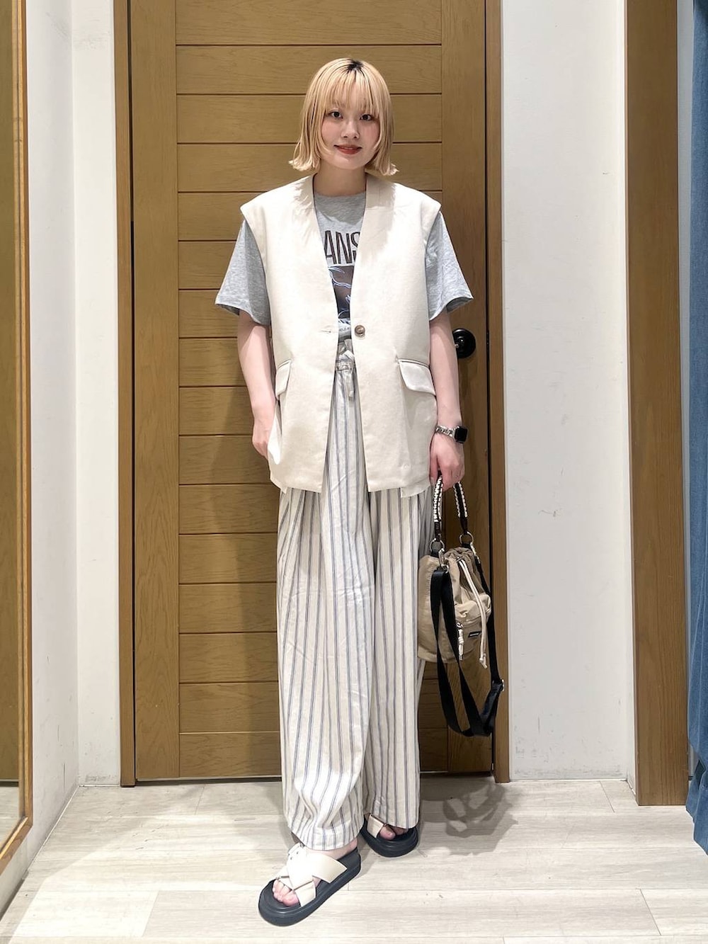 ホワイト系のその他パンツ、ベージュ系のショルダーバッグ、ホワイト系のサンダルを着用したレディースの春コーディネートの2枚目の写真
