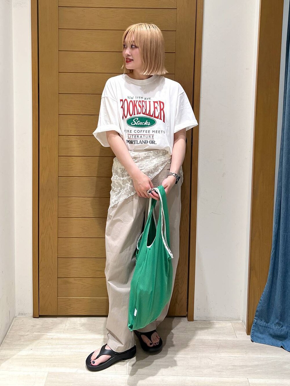 ベージュ系のその他パンツ、レッド系のTシャツ/カットソー、ブラック系のサンダルを着用したレディースの夏コーディネートの2枚目の写真