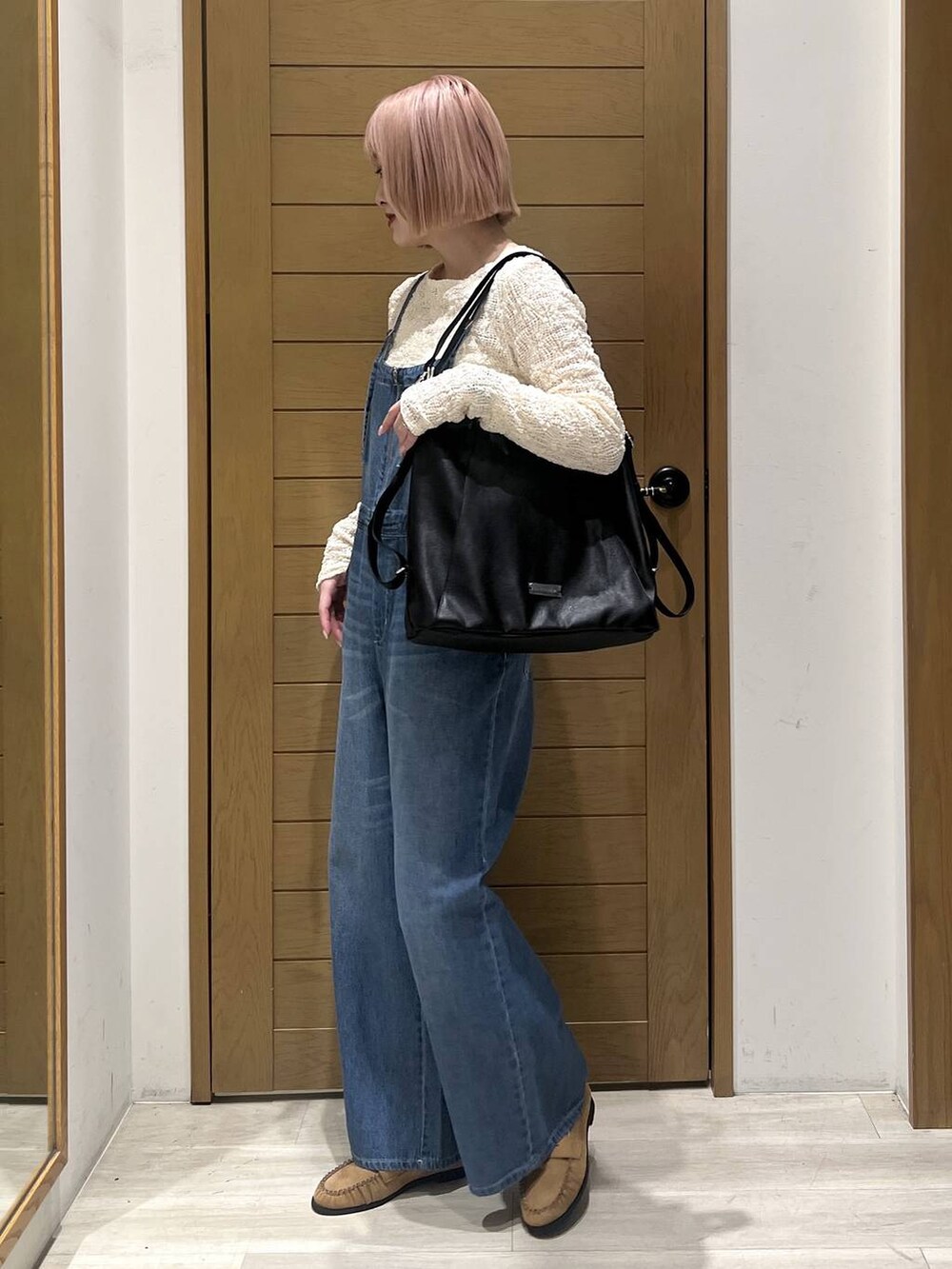 ベージュ系のローファー、ブラック系のトートバッグ、ホワイト系のTシャツ/カットソーを着用したレディースの春コーディネートの3枚目の写真