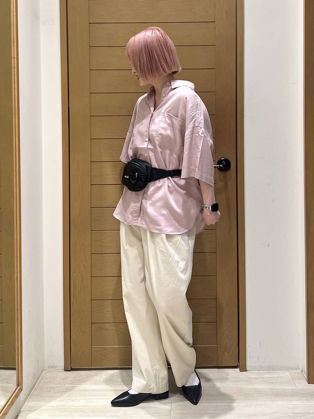 パープル系のシャツ/ブラウス、ホワイト系のその他パンツ、ブラック系のパンプスを着用したレディースの春コーディネートの4枚目の写真