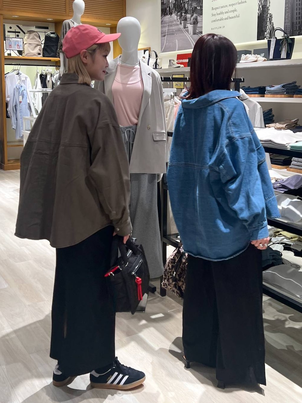 「カジュアル、ユニセックス、体型カバー、着痩せ・細見え、BAYFLOW、リンクコーデ」|「adidasの【adidas(アディダス)】GAZELLEINDOOR(WOMENS)(スニーカー、ブラック系)」を使った、orinさん(レディース・163cm)の春コーディネートの5枚目の写真
