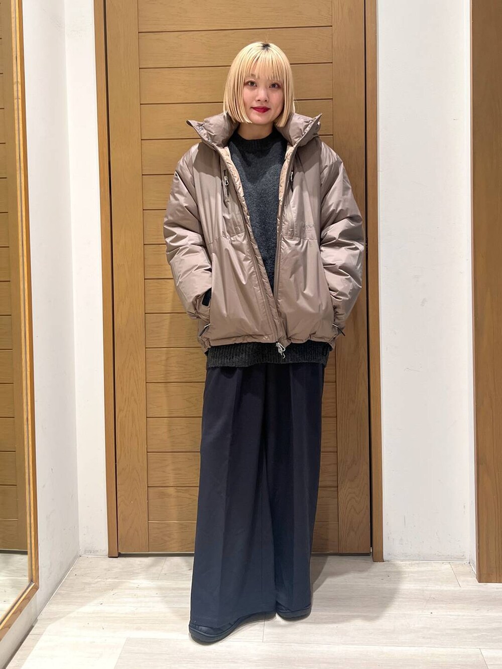 「BAYFLOW、カジュアル、体型カバー、着痩せ・細見え、ユニセックス」｜「NANGAの【NANGA Mt.&Sea(ナンガ)】オーロラダウン24AW（ダウンジャケット/コート、ブラウン系）」を使った、orinさん（レディース・163cm）の冬コーディネートの2枚目の写真