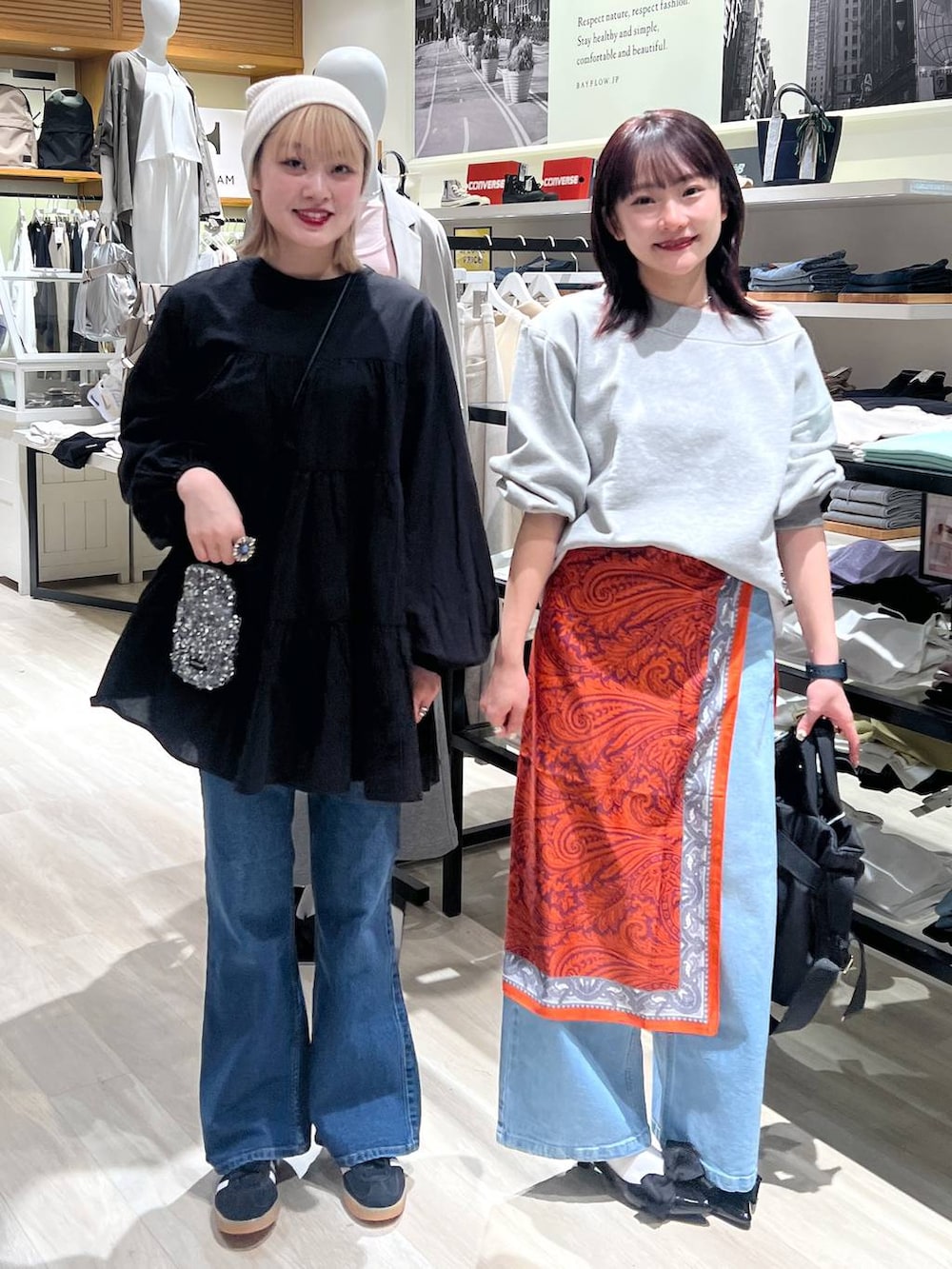 「体型カバー、着痩せ・細見え、ユニセックス、カジュアル、BAYFLOW」｜「BAYFLOWの[スマホ・カード収納可♪]多機能スパンコールミニショルダー（ショルダーバッグ、グレー系）」を使った、orinさん（レディース・163cm）の春コーディネートの2枚目の写真