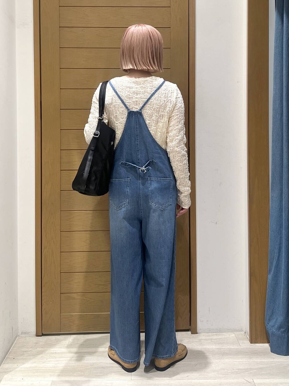ベージュ系のローファー、ブラック系のトートバッグ、ホワイト系のTシャツ/カットソーを着用したレディースの春コーディネートの5枚目の写真
