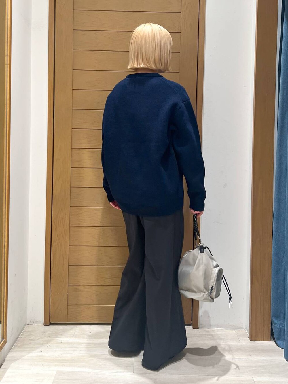 グレー系のショルダーバッグ、ブラック系のブーツ、ブラック系のその他パンツを着用したレディースの冬コーディネートの4枚目の写真