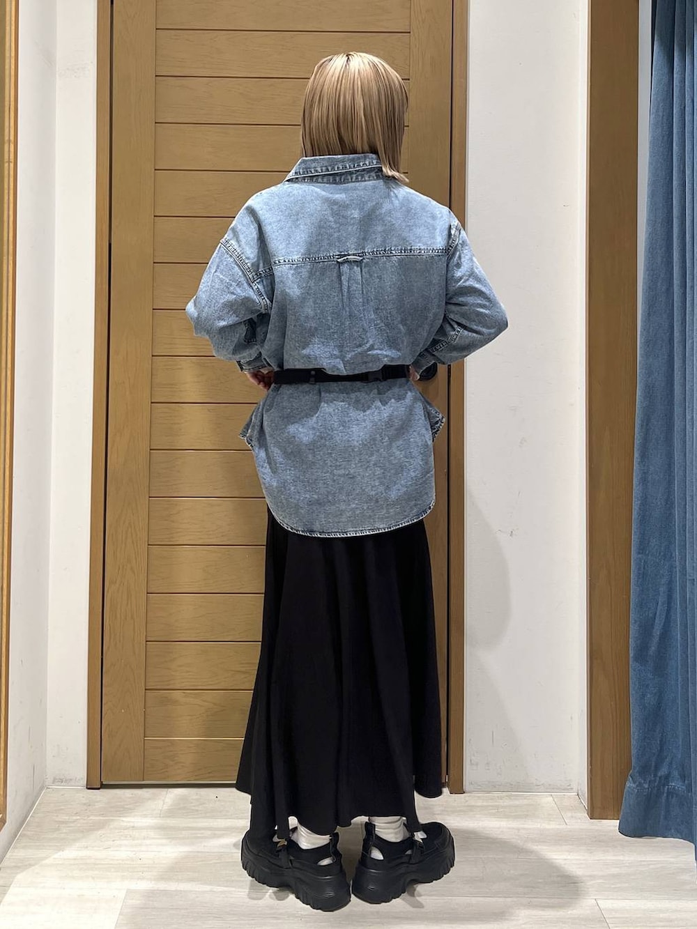 ブルー系のシャツ/ブラウス、ブラック系のスニーカー、ピンク系のニット/セーターを着用したレディースの春コーディネートの5枚目の写真