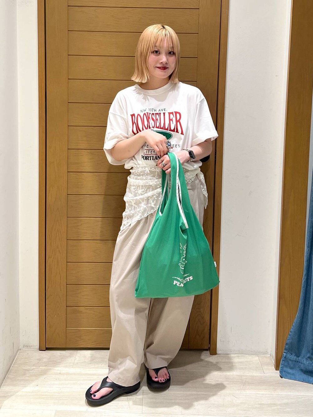 ベージュ系のその他パンツ、レッド系のTシャツ/カットソー、ブラック系のサンダルを着用したレディースの夏コーディネートの3枚目の写真