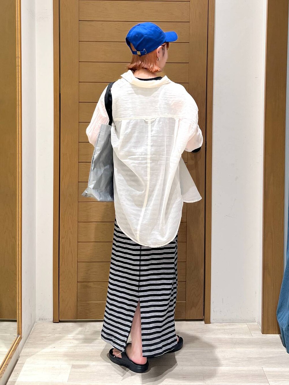 ブラック系のサンダル、ホワイト系のシャツ/ブラウス、シルバー系のトートバッグを着用したレディースの夏コーディネートの4枚目の写真