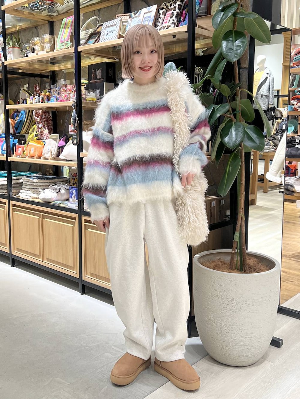 ホワイト系のその他パンツ、ホワイト系のニット/セーターを着用したレディースの冬コーディネートの4枚目の写真