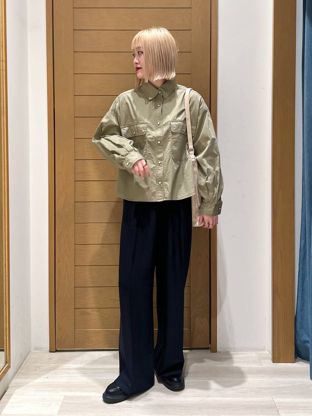 ブルー系のその他パンツ、その他のローファー、グリーン系のシャツ/ブラウスを着用したレディースの冬コーディネートの5枚目の写真