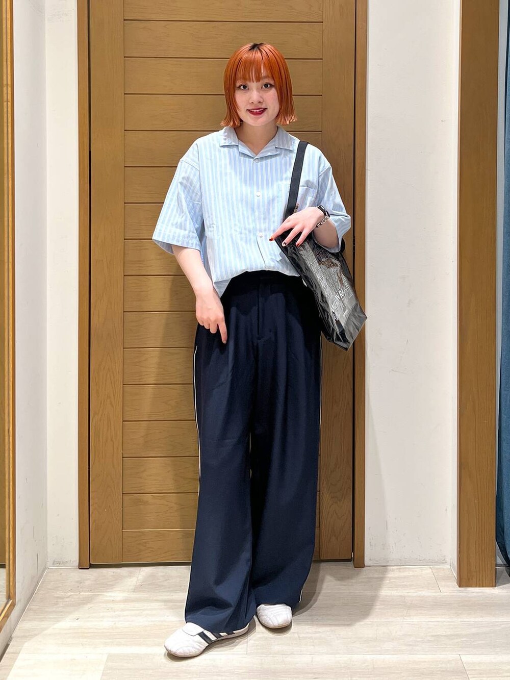 ブラック系のトートバッグ、ブルー系のその他パンツ、イエロー系のシャツ/ブラウスを着用したレディースの夏コーディネートの6枚目の写真