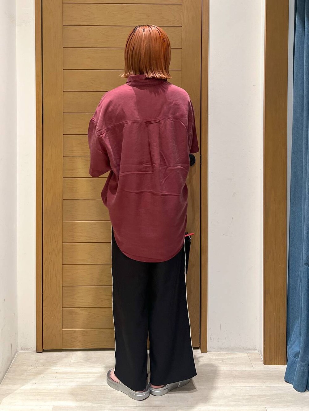 シルバー系のサンダル、レッド系のシャツ/ブラウス、ブラック系のショルダーバッグを着用したレディースの夏コーディネートの5枚目の写真