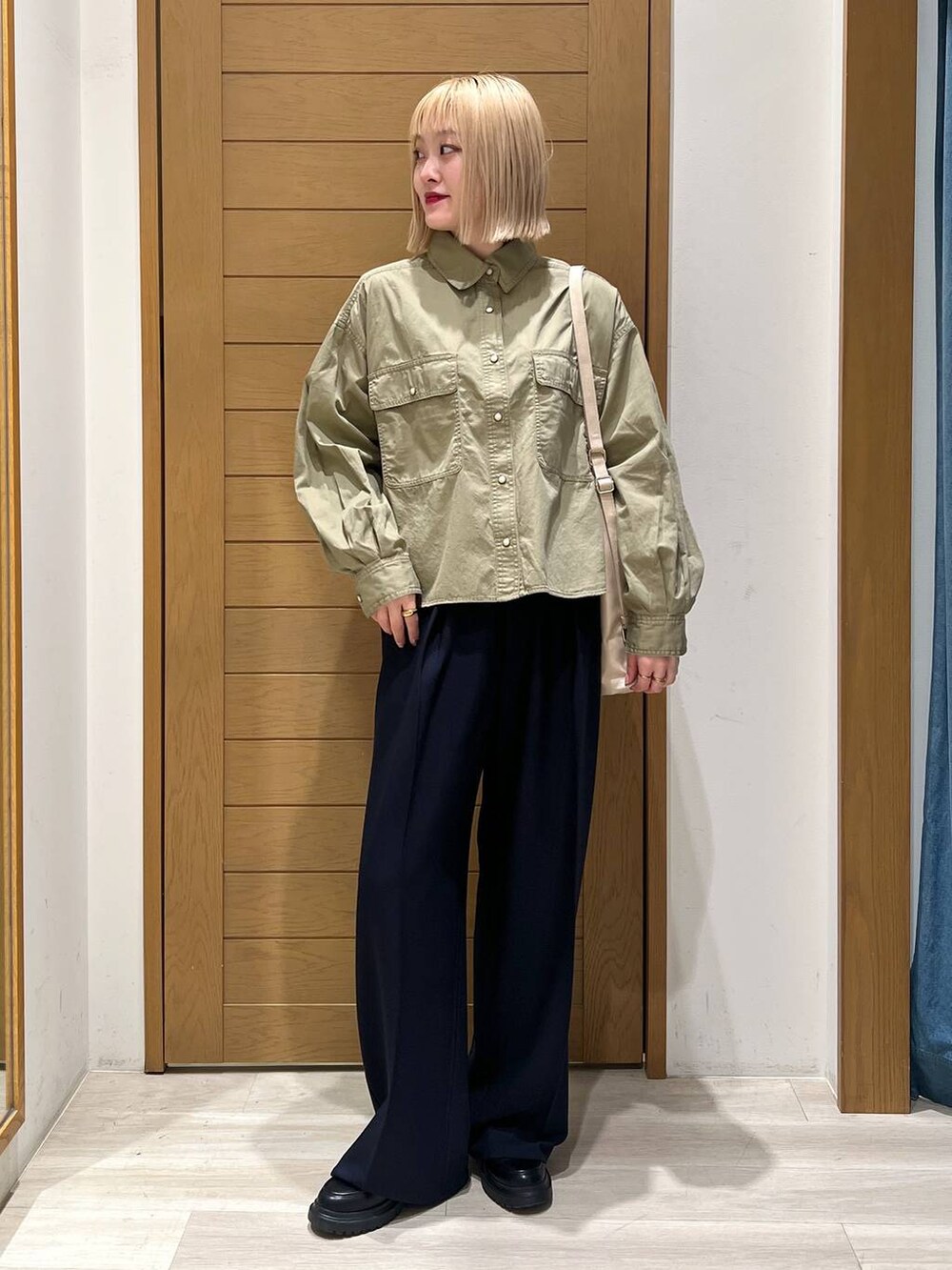 ブルー系のその他パンツ、その他のローファー、グリーン系のシャツ/ブラウスを着用したレディースの冬コーディネートの2枚目の写真