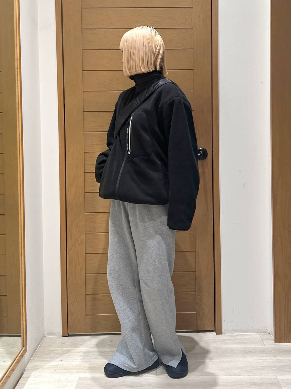 「カジュアル、BAYFLOW、体型カバー、着痩せ・細見え、ユニセックス」｜「BAYFLOWの[セットアップで着用可能]スウェットスリットパンツ（スウェットパンツ、グレー系）」を使った、orinさん（レディース・163cm）の冬コーディネートの3枚目の写真