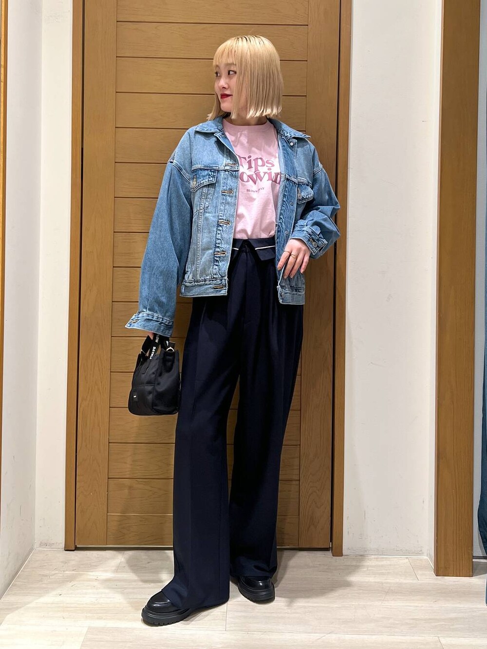 ブルー系のその他パンツ、ピンク系のTシャツ/カットソー、その他のローファーを着用したレディースの冬コーディネートの2枚目の写真