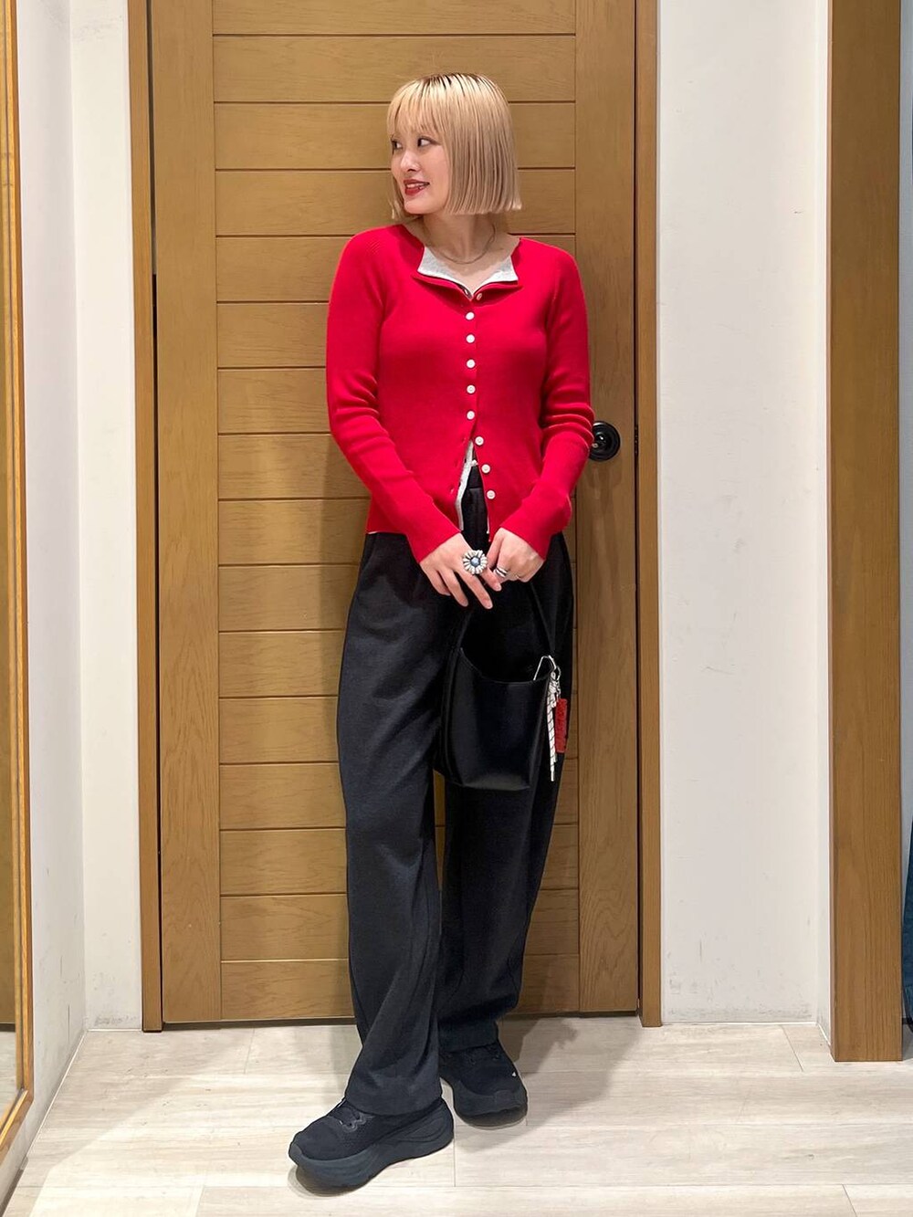 ブラック系のハンドバッグ、グレー系のカーディガン/ボレロ、グレー系のその他パンツを着用したレディースの秋コーディネートの6枚目の写真