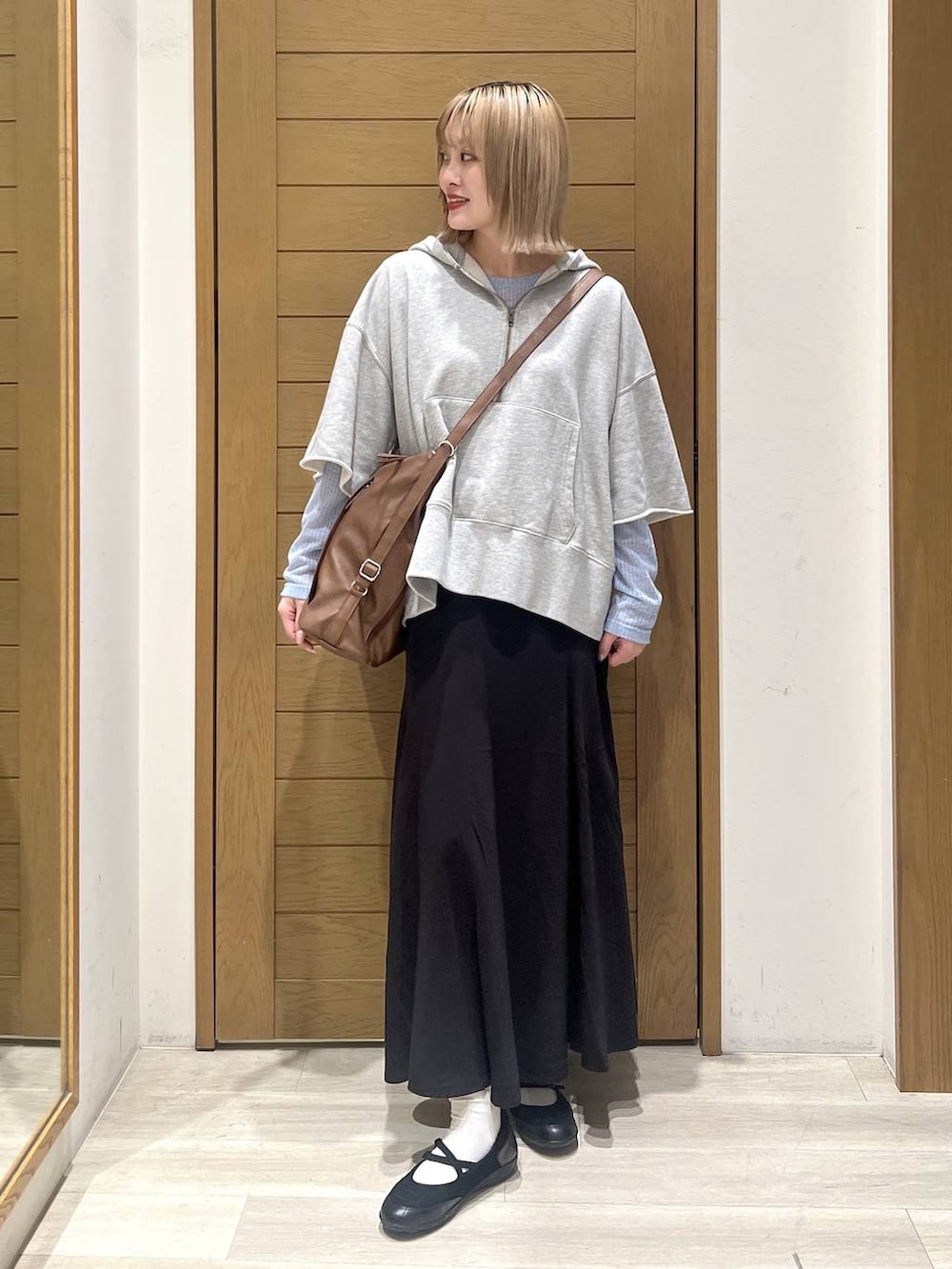 ブラック系のバレエシューズ、ブラック系のトートバッグ、ブルー系のTシャツ/カットソーを着用したレディースの春コーディネートの3枚目の写真