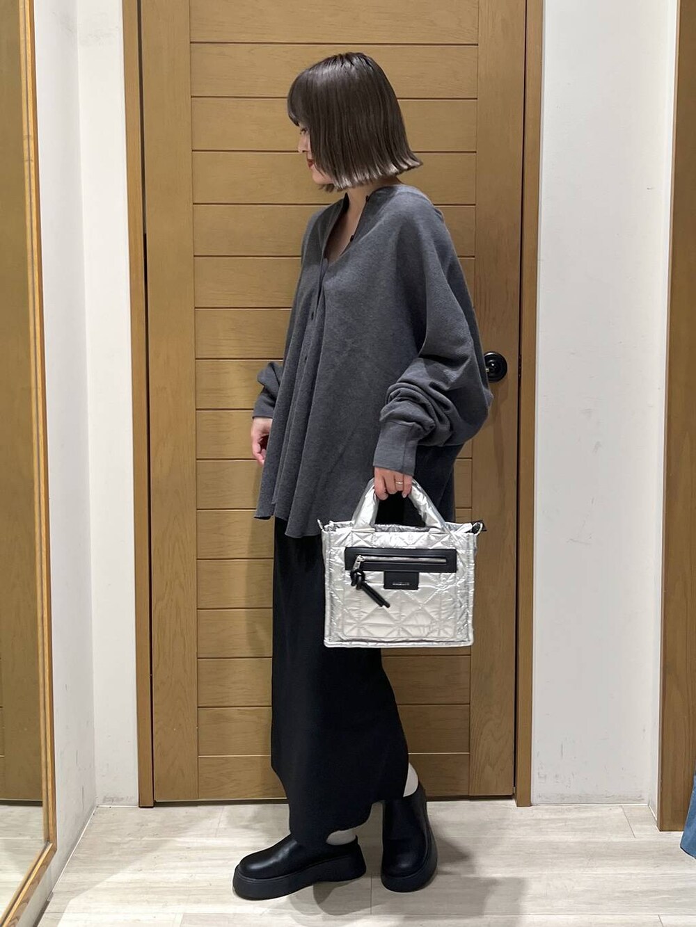 グレー系のカーディガン/ボレロ、シルバー系のショルダーバッグ、ブラック系のサンダルを着用したレディースの秋コーディネートの4枚目の写真