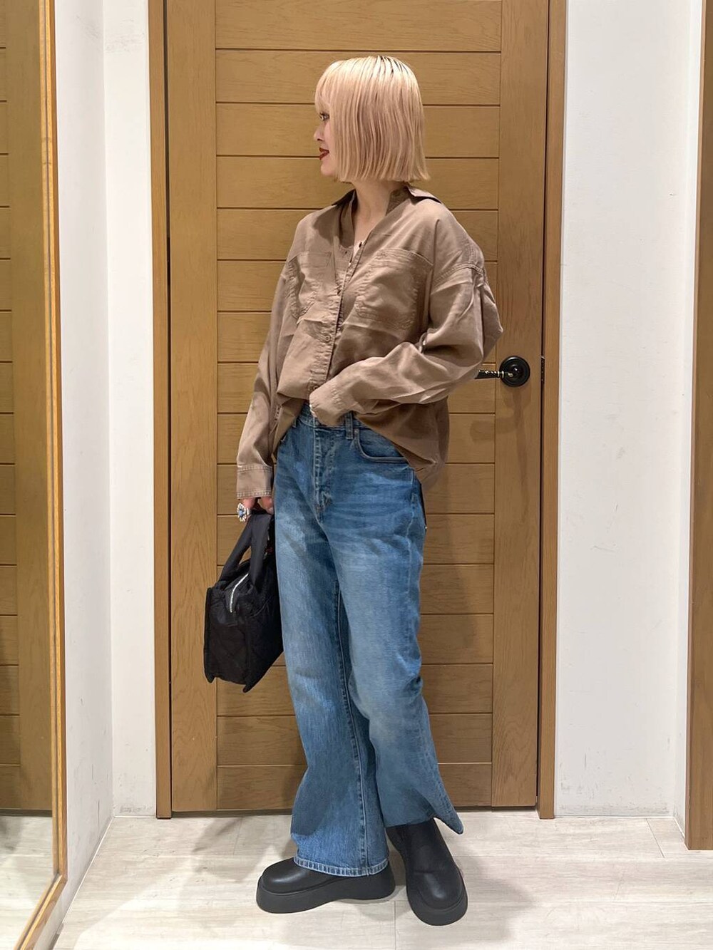 ブラック系のショルダーバッグ、ブラウン系のシャツ/ブラウス、ブルー系のデニムパンツを着用したレディースの夏コーディネートの4枚目の写真