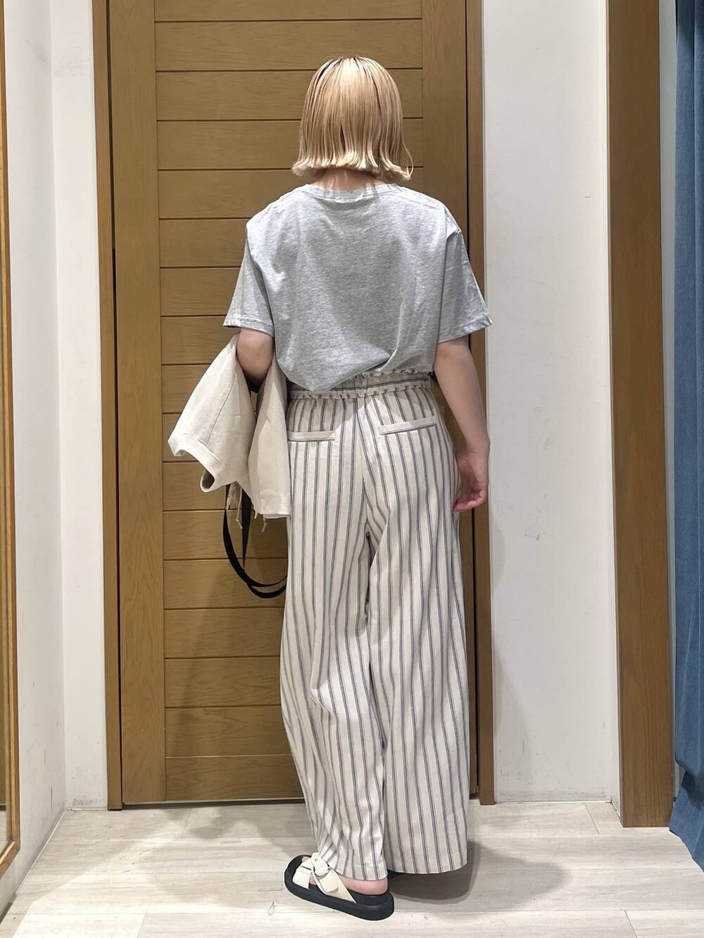 ホワイト系のその他パンツ、ベージュ系のショルダーバッグ、ホワイト系のサンダルを着用したレディースの春コーディネートの7枚目の写真