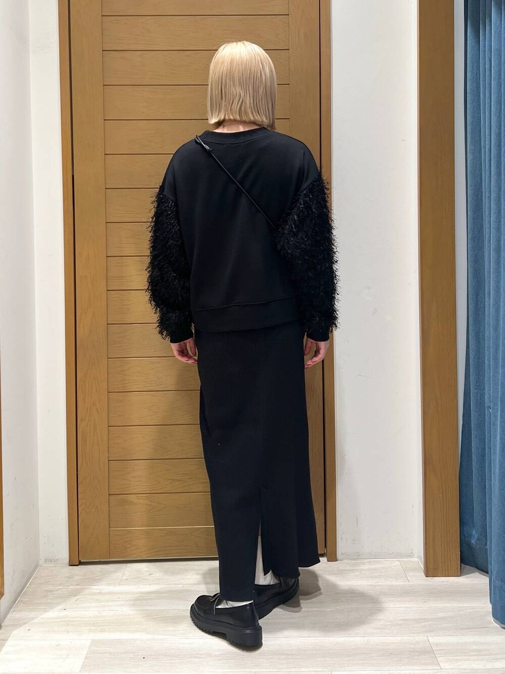 グレー系のショルダーバッグ、その他のローファー、ブラック系のスカートを着用したレディースの冬コーディネートの5枚目の写真