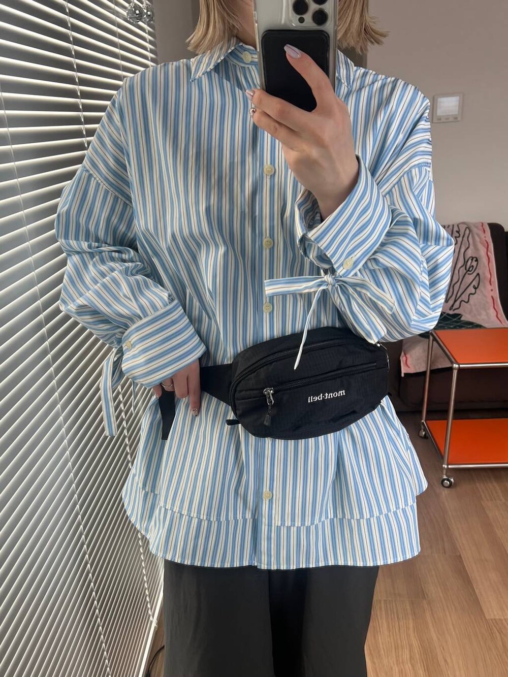 ブルー系のシャツ/ブラウスを着用したレディースの冬コーディネートの2枚目の写真