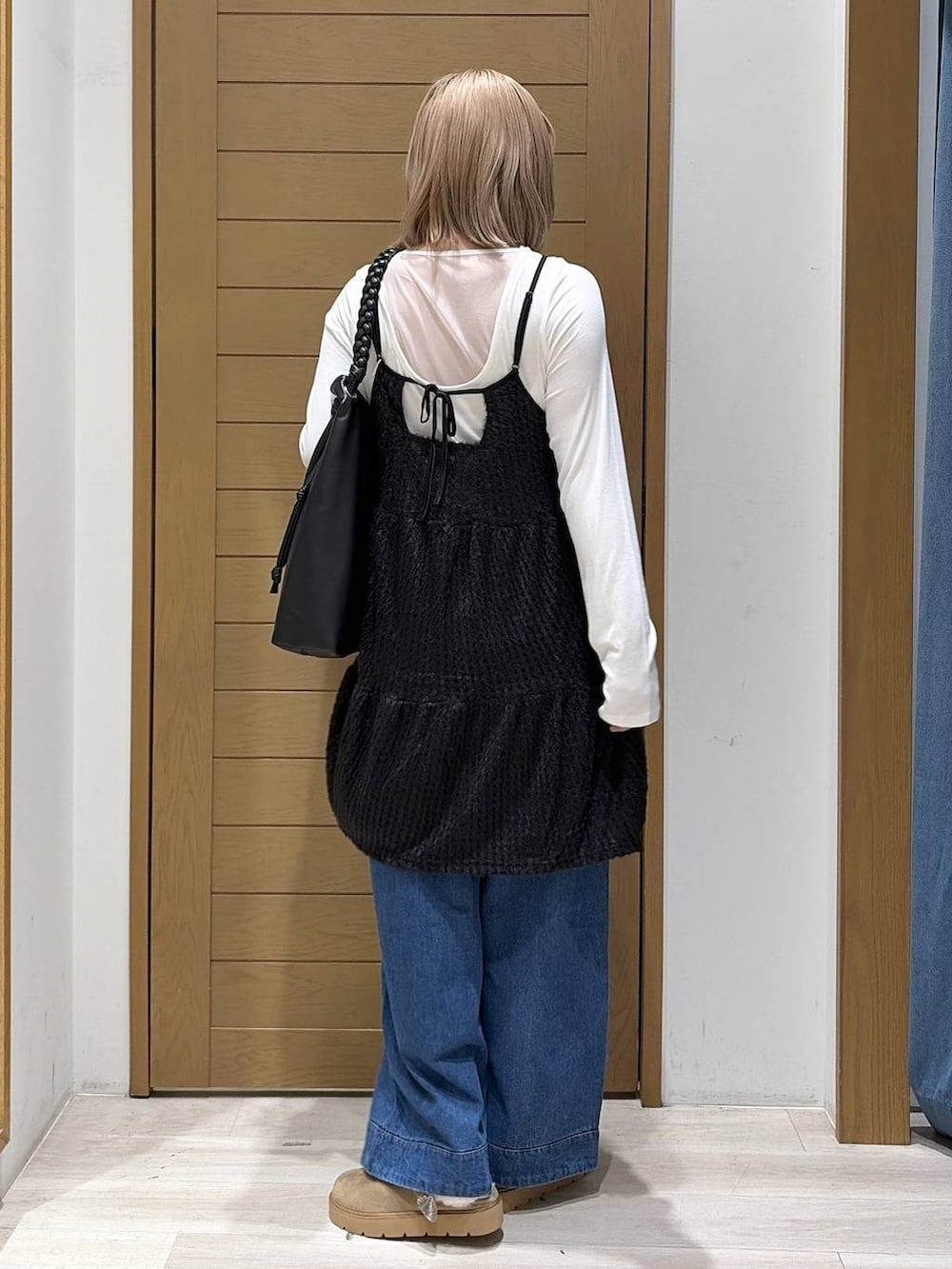 ブルー系のその他パンツ、ベージュ系のその他シューズ、ホワイト系のTシャツ/カットソーを着用したレディースの秋コーディネートの3枚目の写真