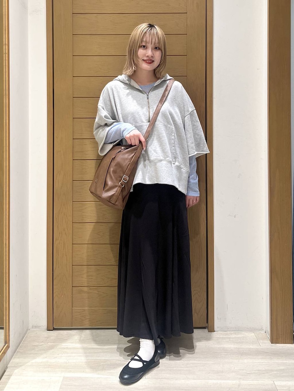 ブラック系のバレエシューズ、ブラック系のトートバッグ、ブルー系のTシャツ/カットソーを着用したレディースの春コーディネートの2枚目の写真