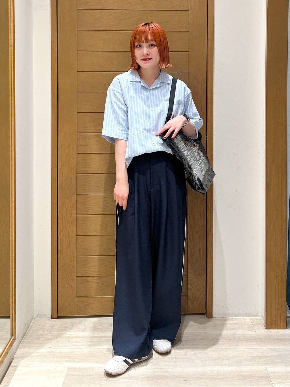 ブラック系のトートバッグ、ブルー系のその他パンツ、イエロー系のシャツ/ブラウスを着用したレディースの夏コーディネートの5枚目の写真