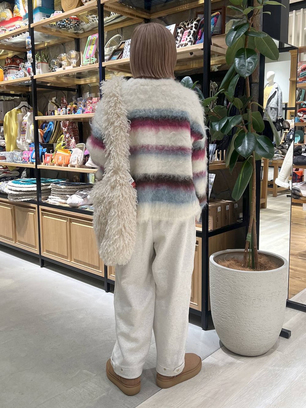 ホワイト系のその他パンツ、ホワイト系のニット/セーターを着用したレディースの冬コーディネートの3枚目の写真