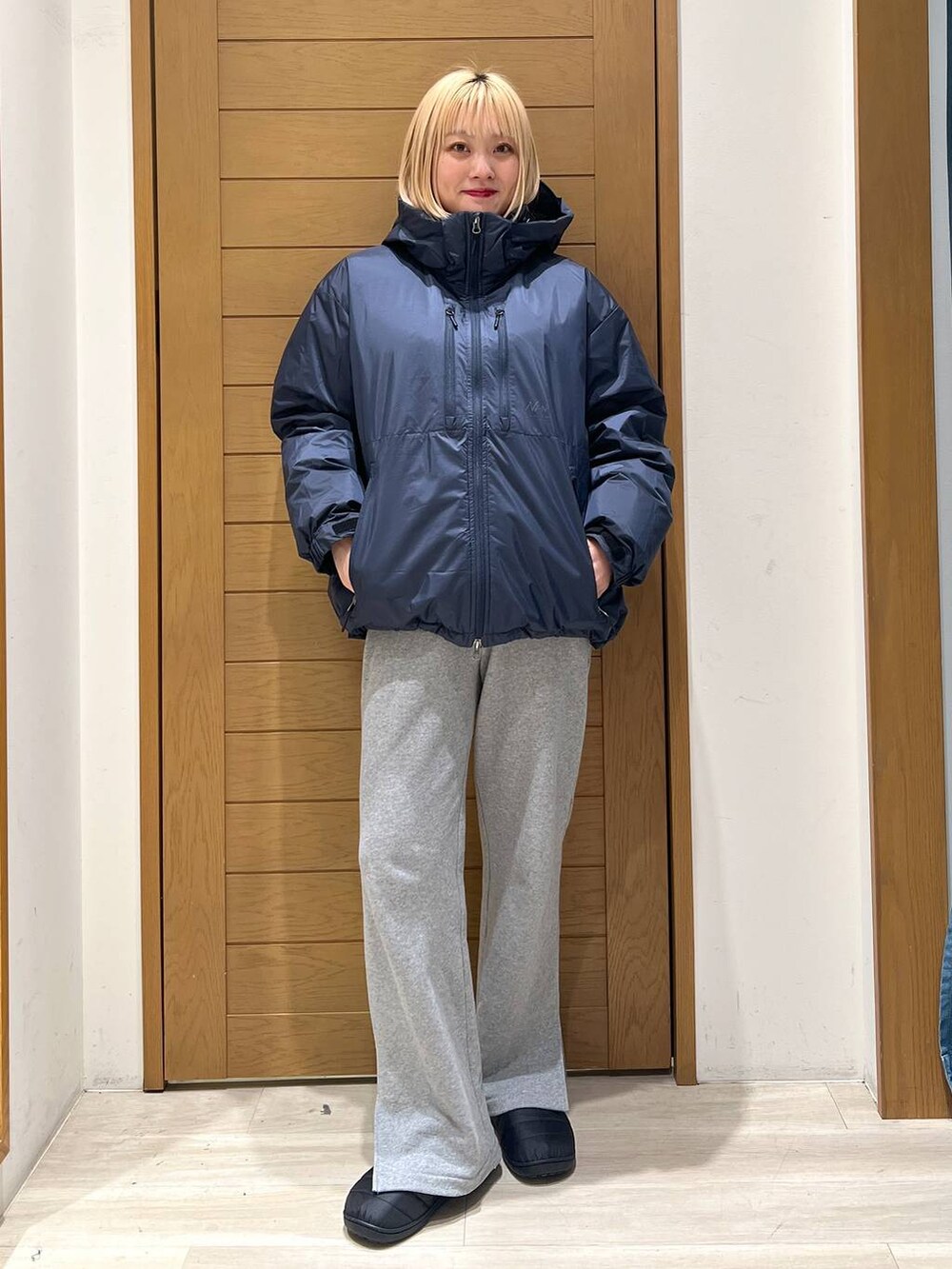 「体型カバー、着痩せ・細見え、ユニセックス、カジュアル、BAYFLOW」｜「NANGAの【NANGA Mt.&Sea(ナンガ)】オーロラダウン24AW（ダウンジャケット/コート、ブルー系）」を使った、orinさん（レディース・163cm）の冬コーディネートの4枚目の写真