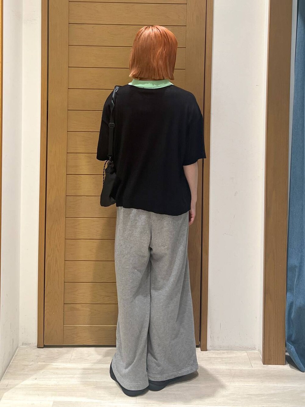 ブラック系のスカート、グレー系のスウェットパンツ、ブラック系のニット/セーターを着用したレディースの春コーディネートの4枚目の写真