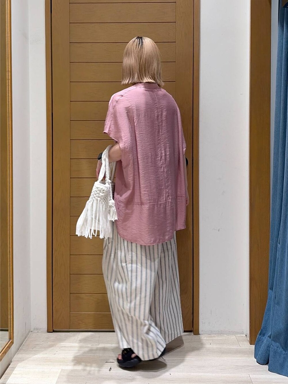 ピンク系のシャツ/ブラウス、ホワイト系のその他パンツ、ブラック系のサンダルを着用したレディースの夏コーディネートの4枚目の写真