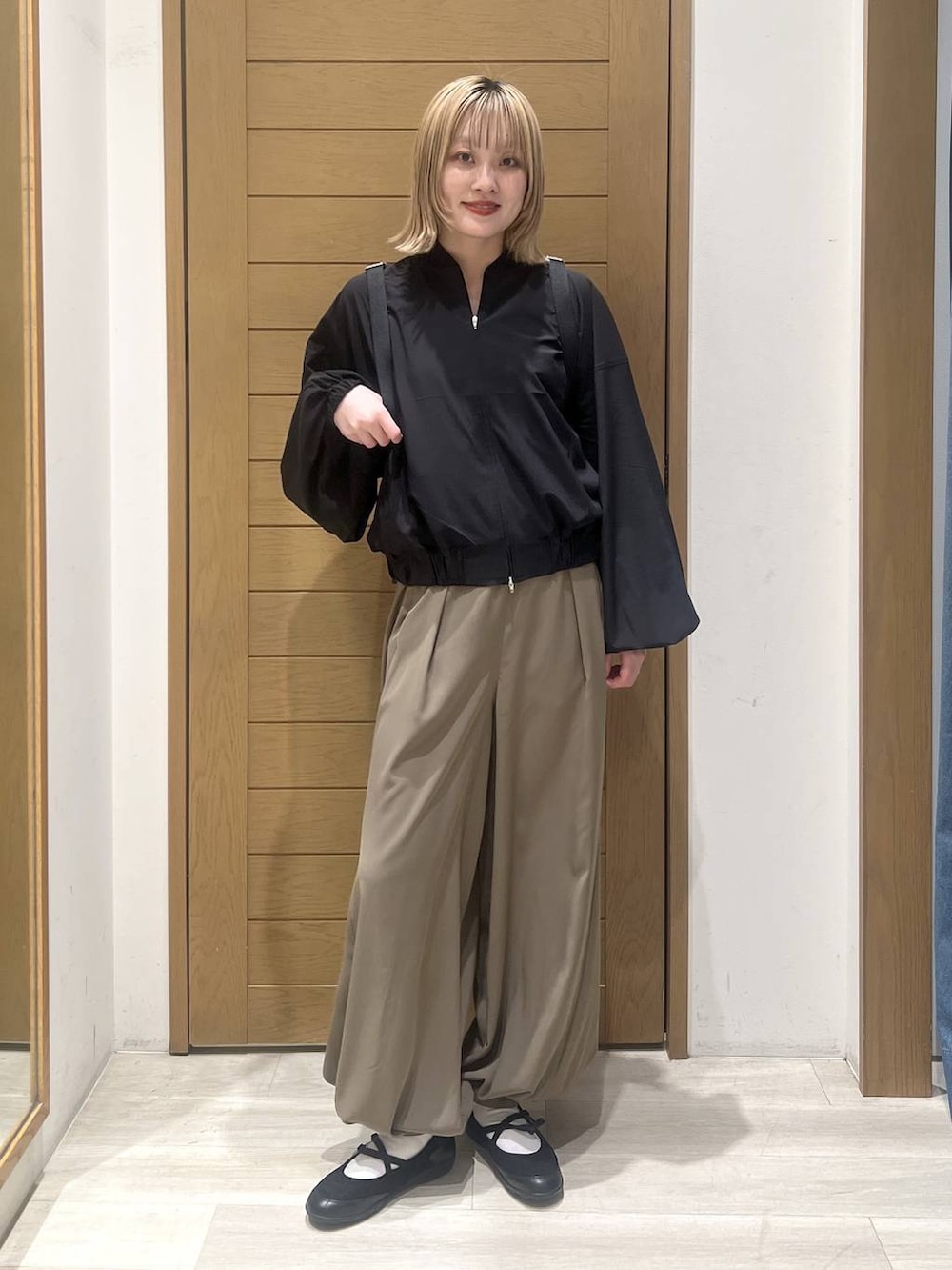 ブラック系のバレエシューズ、ブラック系のバックパック/リュック、ブラック系のブルゾンを着用したレディースの春コーディネートの2枚目の写真