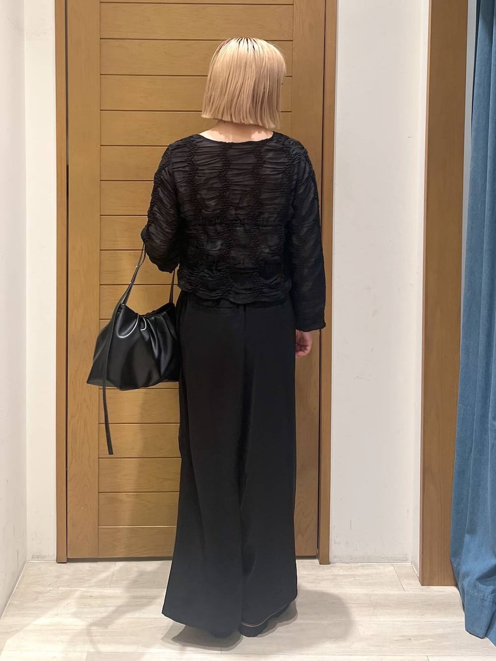 ブラック系のその他パンツ、ブラック系のローファー、ブラック系のトートバッグを着用したレディースの秋コーディネートの5枚目の写真