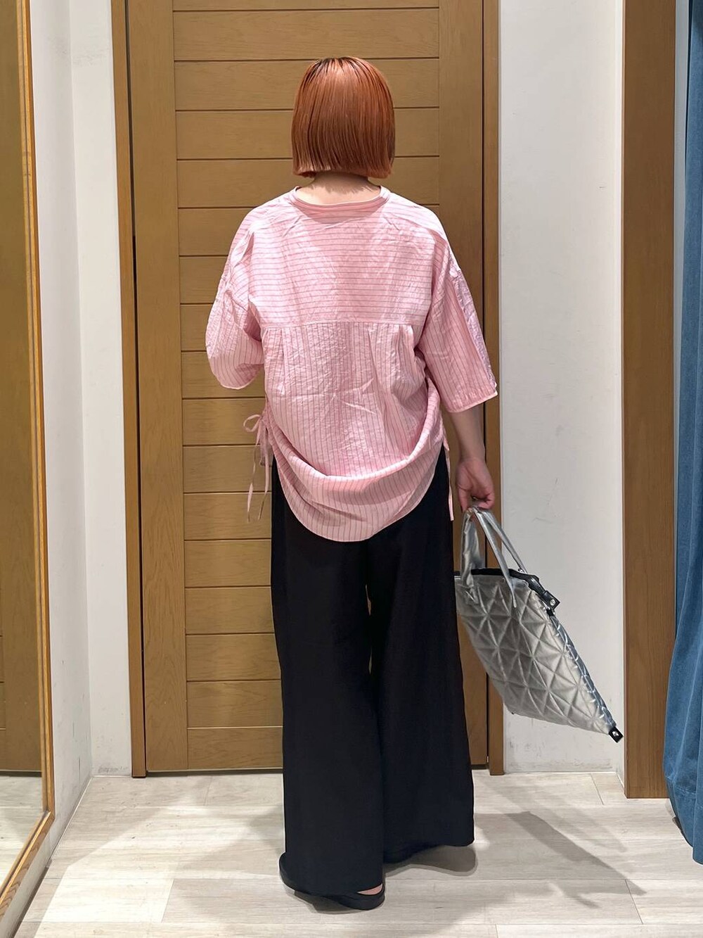 ブラック系のその他パンツ、ピンク系のシャツ/ブラウス、シルバー系のトートバッグを着用したレディースの夏コーディネートの4枚目の写真