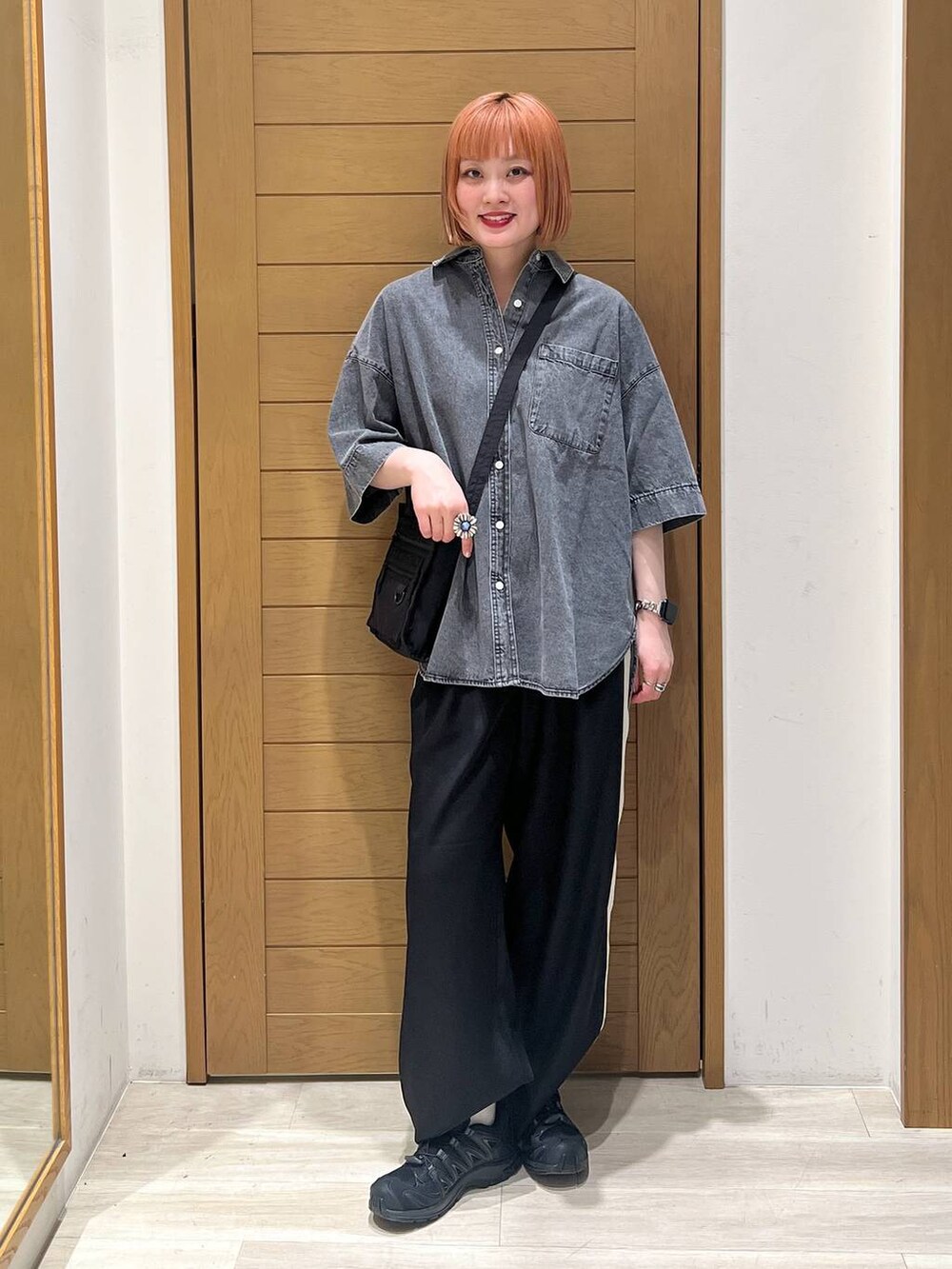 ブラック系のショルダーバッグ、グレー系のシャツ/ブラウス、ブラック系のその他パンツを着用したレディースの春コーディネートの5枚目の写真