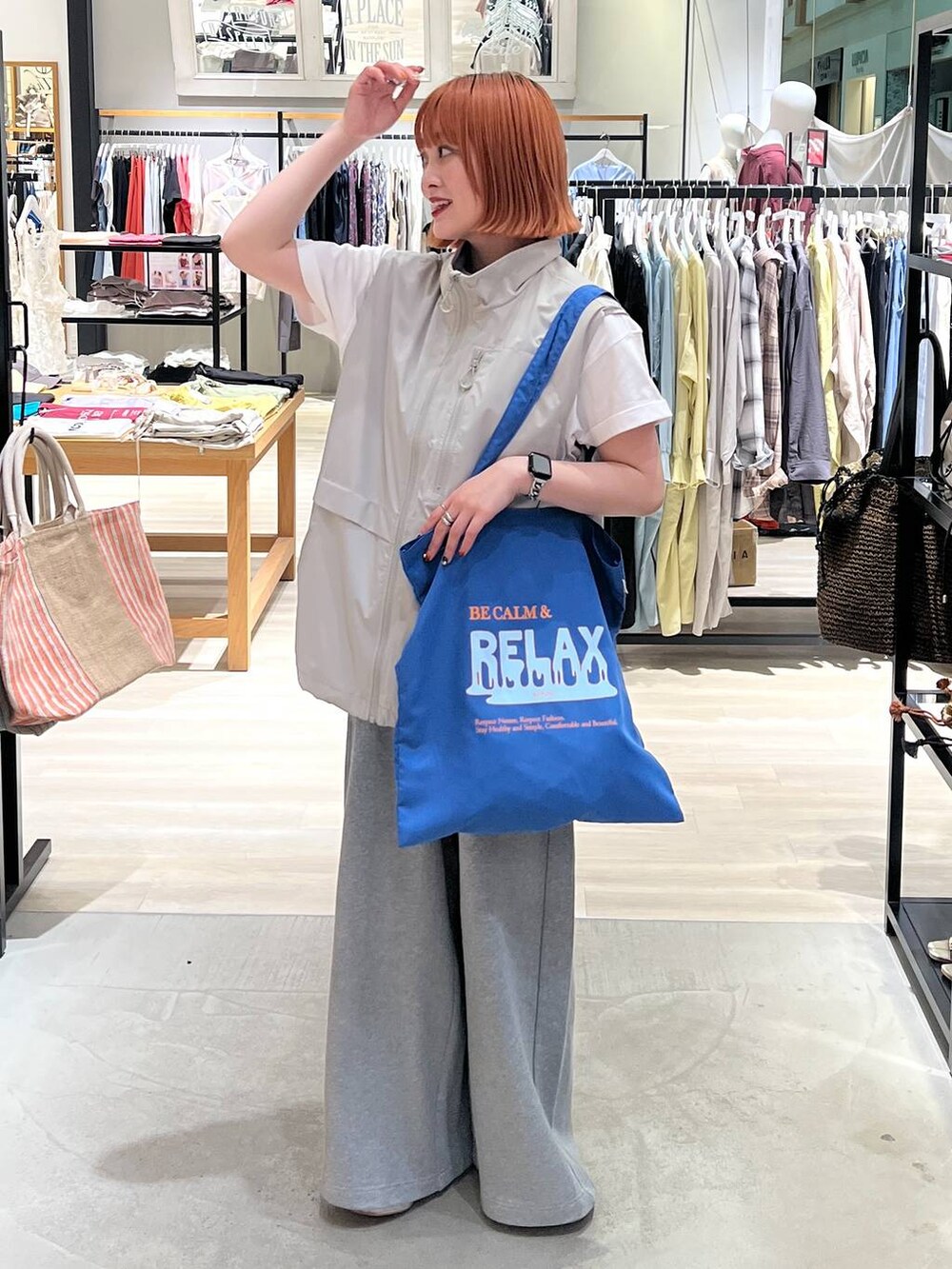 グレー系のスウェットパンツ、ブルー系のトートバッグを着用したレディースの夏コーディネートの3枚目の写真