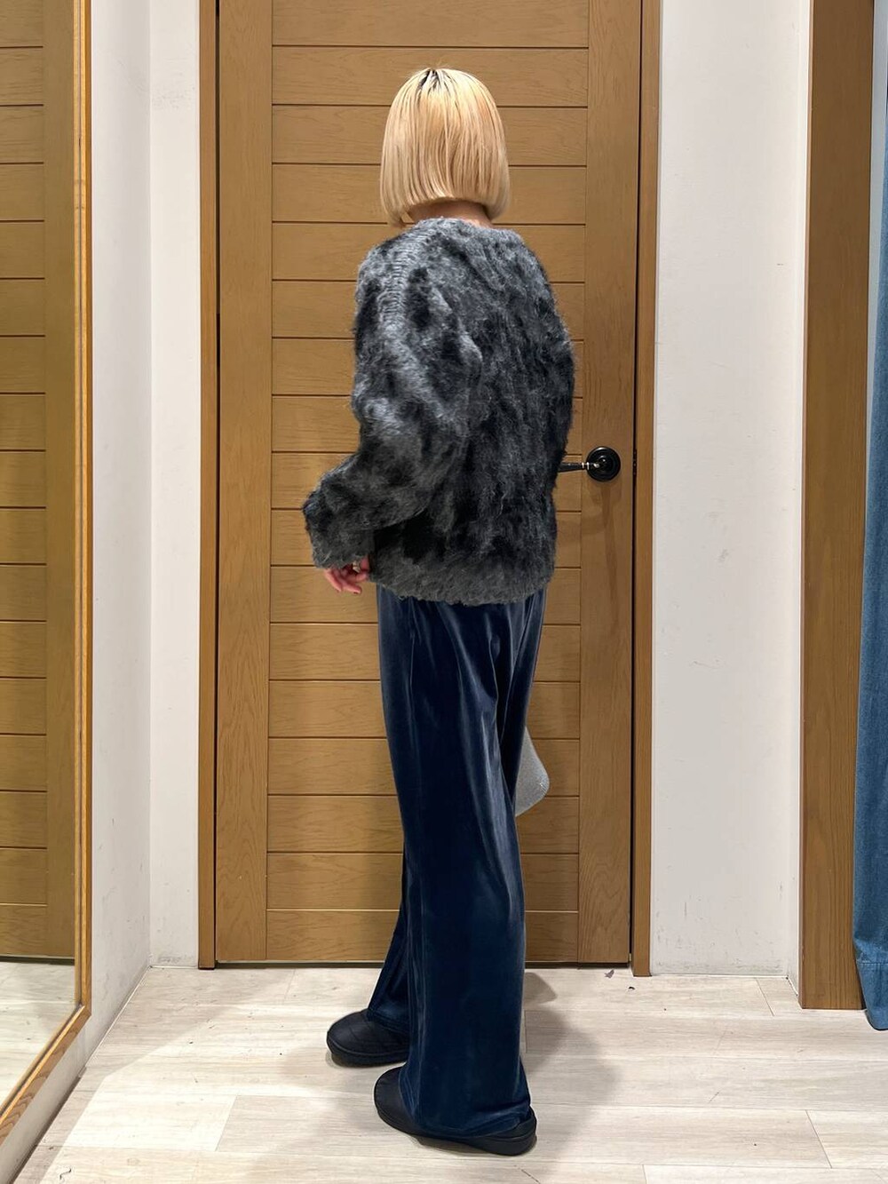 ブルー系のその他パンツ、グレー系のハンドバッグ、グレー系のニット/セーターを着用したレディースの冬コーディネートの3枚目の写真