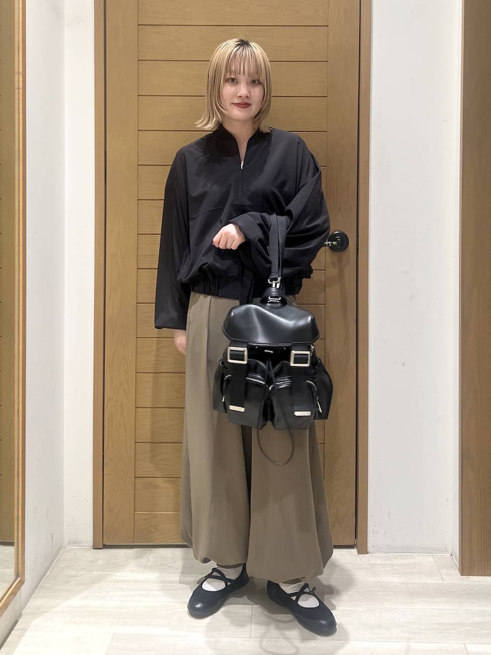 ブラック系のバレエシューズ、ブラック系のバックパック/リュック、ブラック系のブルゾンを着用したレディースの春コーディネートの5枚目の写真