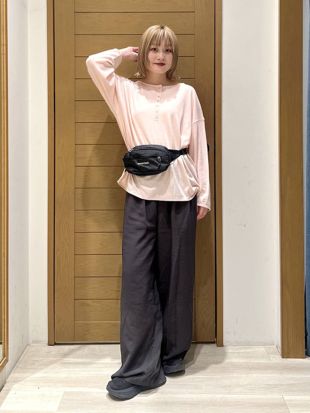 グレー系のその他パンツ、ピンク系のニット/セーターを着用したレディースの春コーディネートの5枚目の写真